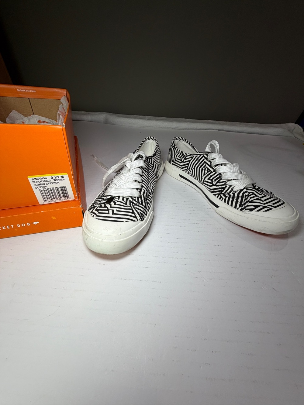 Rocket Dog Womens Black & White Geometric Low-Top Sneakers excellent condition